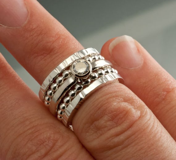 Moissanite Hochzeit Sterling Silber Stapelringe , Verfügbar in Gelbgold Oder Weißgold, Verschiedene Steingrößen von JenLawlerDesigns