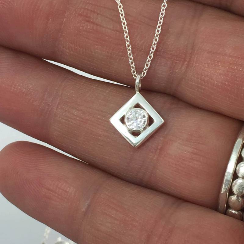 Moissanite Sterling Silber Diamant Anhänger. Diamantartiger Alternative. Kleiner Anhänger von JenLawlerDesigns