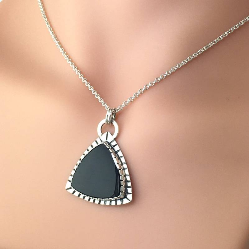 Schwarz Onyx Dreieck Texturierte Sterling Silber Halskette | Angebotspreis Gilt Nur Für Die Halskette von JenLawlerDesigns
