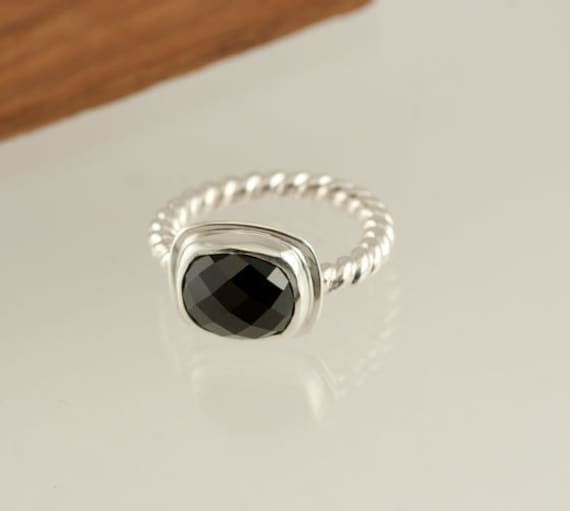 Schwarzer Spinell Ring Aus Sterlingsilber Mit Rosenschliff, Gedrehtes Drahtband von JenLawlerDesigns