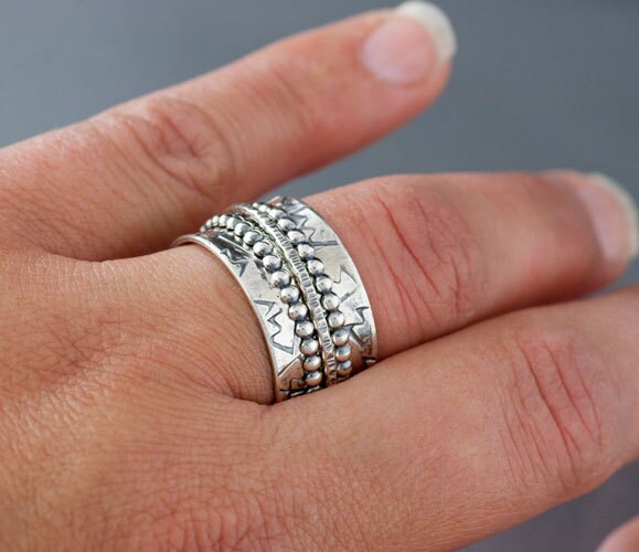 Spinner Ring in Sterling Silber Verdunkelter Und Hochglanzpolierter Krönchenring - Auf Bestellung Ihrer Größe Gemacht von JenLawlerDesigns