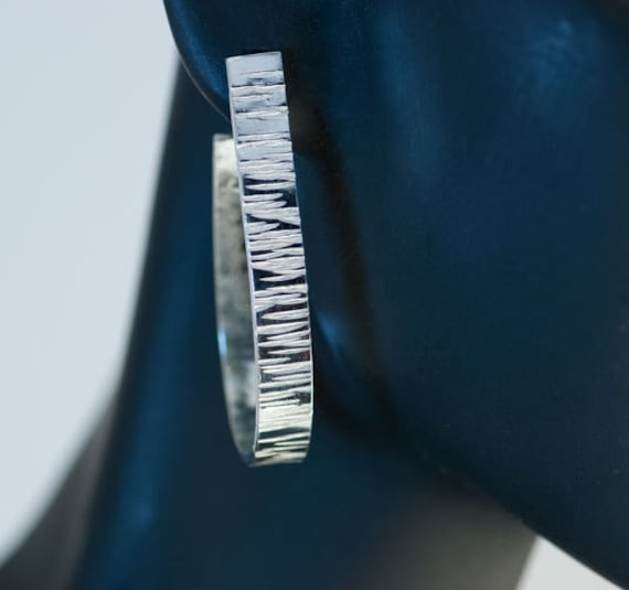 Sterling Silber Gehämmert Post Creolen, Einfache Creolen Mit Zurück, Strukturierte Glänzende von JenLawlerDesigns