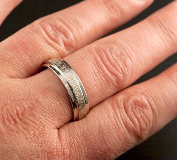 Weißgold Oder Silber Herren Ehering, Komfort Passform, Gemasert, Womens Verlobung Ehering von JenLawlerDesigns