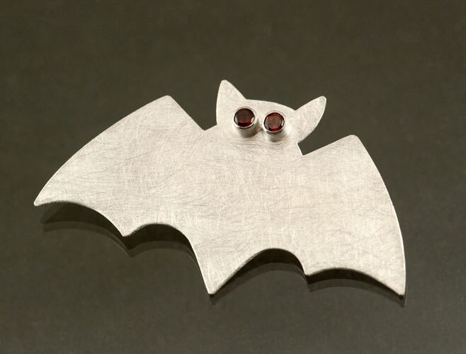 sterling Silber Fledermaus Brosche Granat Augen, Halloween Brosche, Mit Roten Augen von JenLawlerDesigns