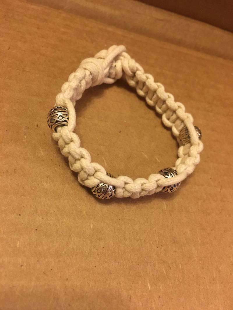 Armband Mit Perlen Verziert von JenLucilleStudio