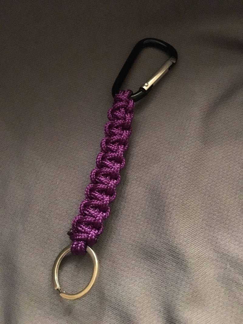 Lila Karabiner Paracord Schlüsselanhänger von JenLucilleStudio