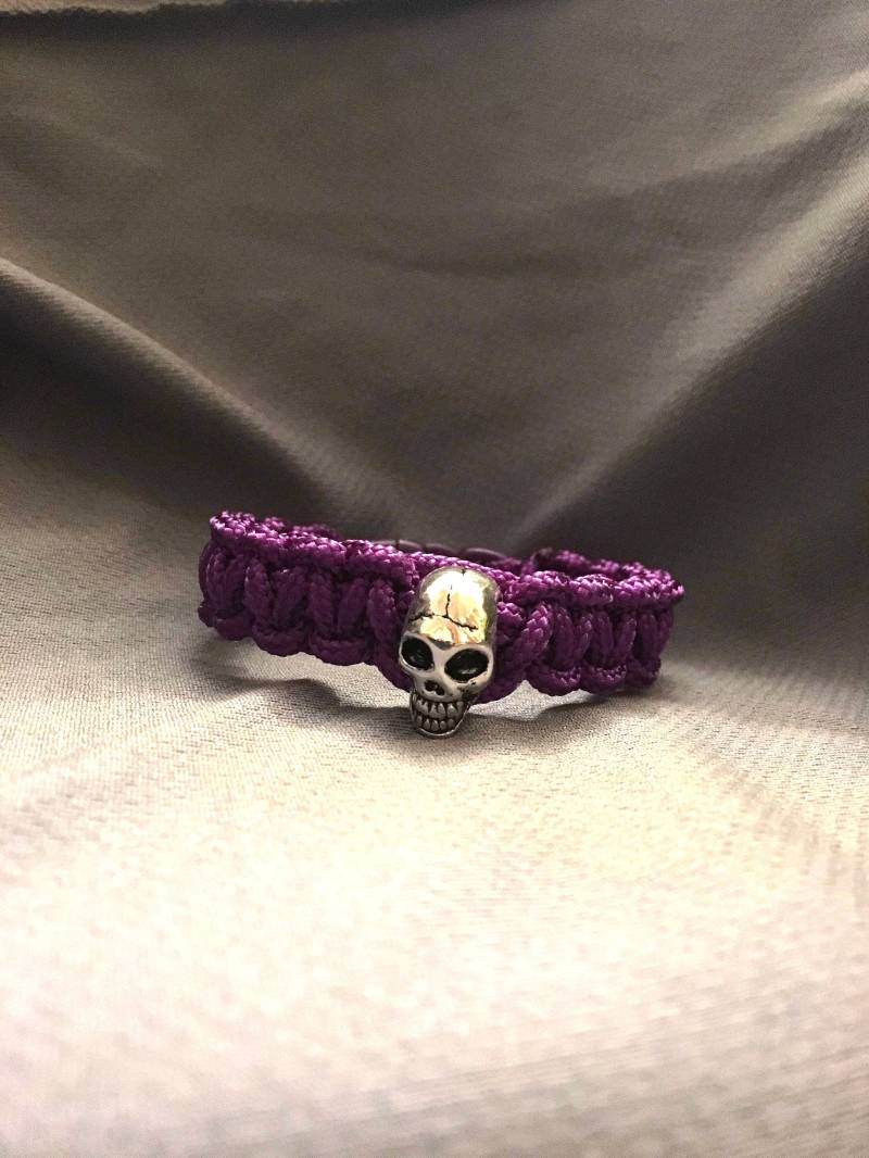 Lila Totenkopf Paracord Armband von JenLucilleStudio