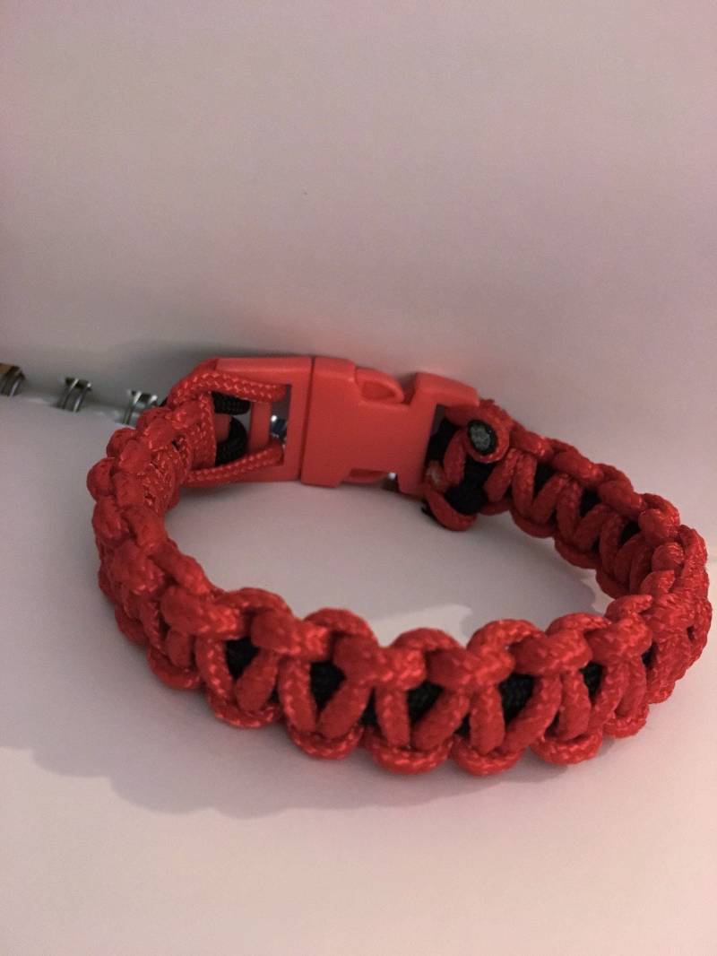 Rot Und Schwarzes Paracord Armband von JenLucilleStudio