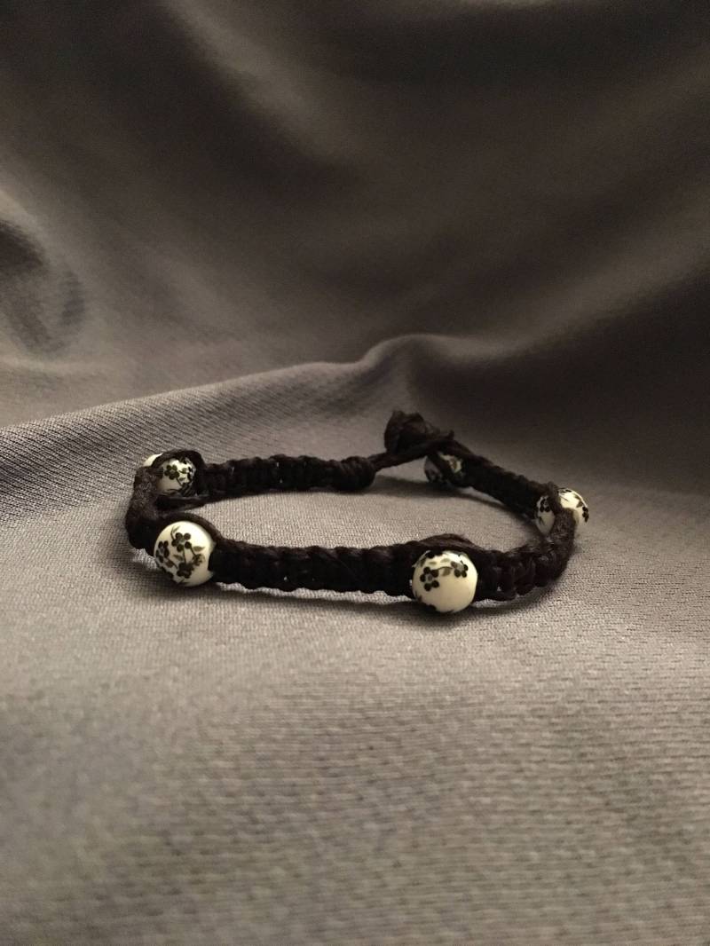Schwarz Und Weiß Blume Perlen Bambus Armband von JenLucilleStudio