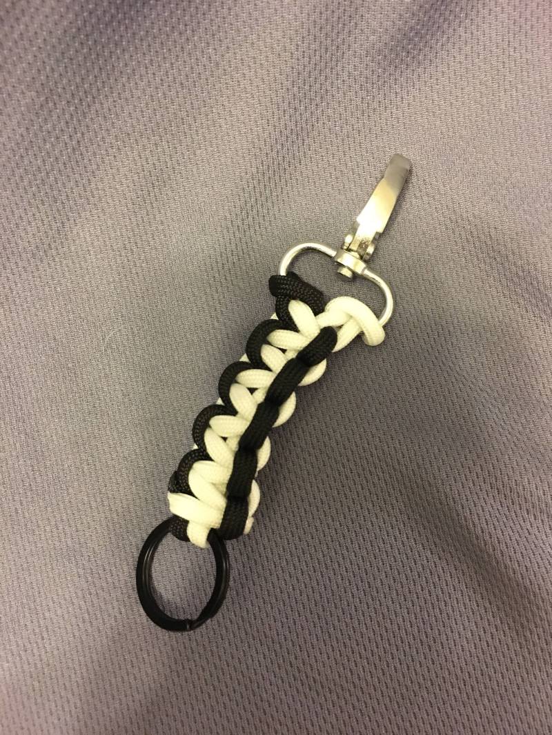 Schwarz Und Weiß Swivel Clip Paracord Schlüsselanhänger von JenLucilleStudio