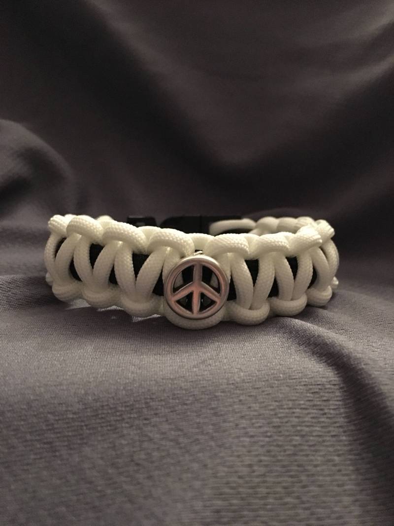 Zweifarbig Weiß Und Schwarz Frieden Paracord Armband von JenLucilleStudio