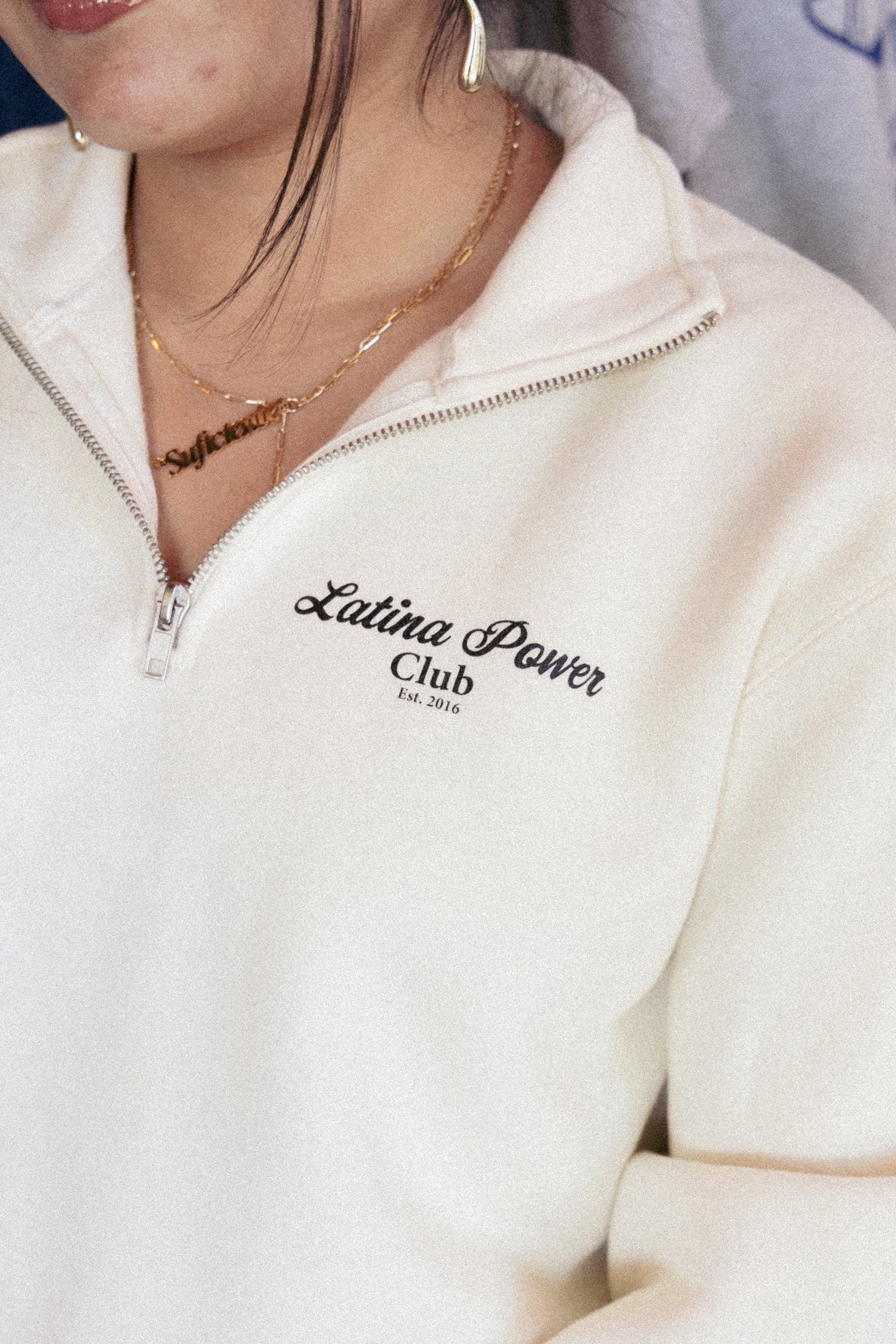 Latina Power Club Quarter Zip Sweatshirt - Unisex-Passform Geschenk Für Sie von JenZeanoDesigns