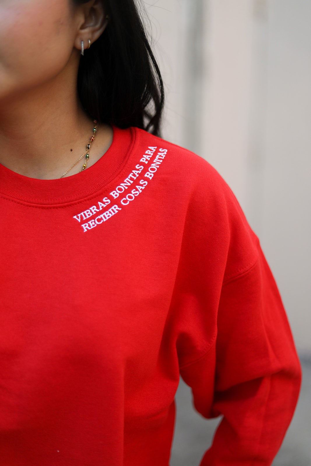 Limited Edition Vibras Bonitas | Rot - Latina-Sweatshirt Latina Owned Latina-stil von JenZeanoDesigns