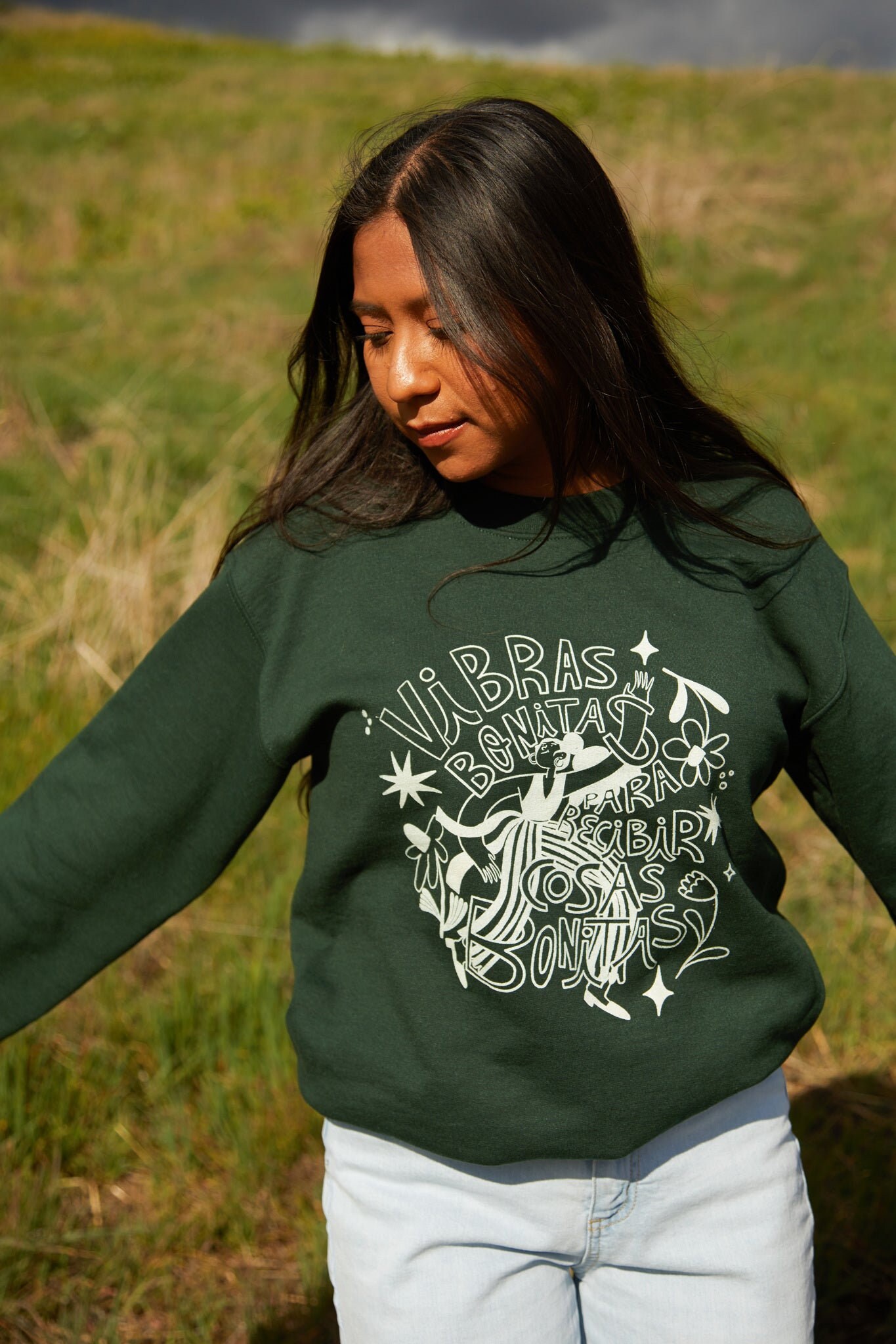 Vibras Bonitas Jägergrünes Sweatshirt von JenZeanoDesigns