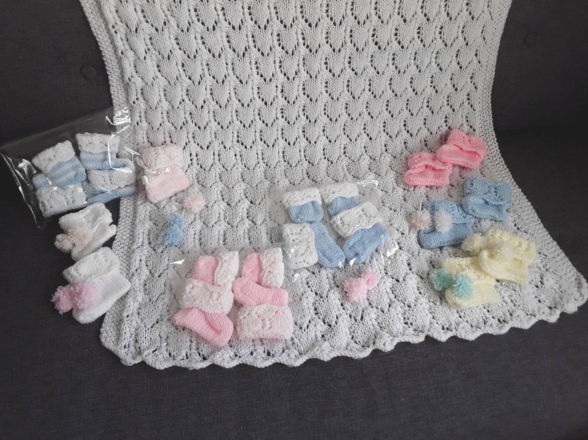 Baby Booties Und Handschuhe Set, 0-9Mnts Verschiedene Farben Brand New Handgestrickt Baby Booties Und Handschuhe Set, 0-9Mnts Verschiedene Farben Brand New Handgestrickt von Jenacciaio