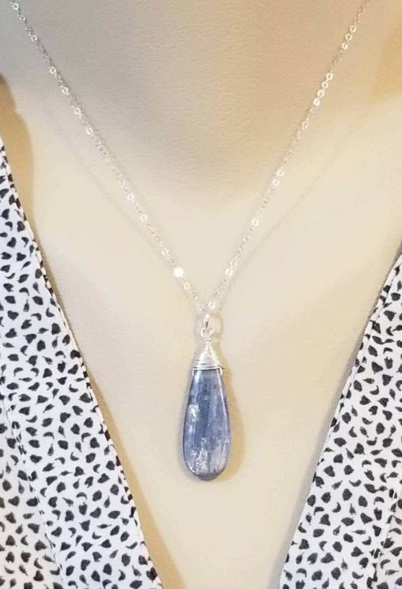 Blaue Kyanit Kette Handgewickelter Sterling Silber Anhänger von Jenalynscreations