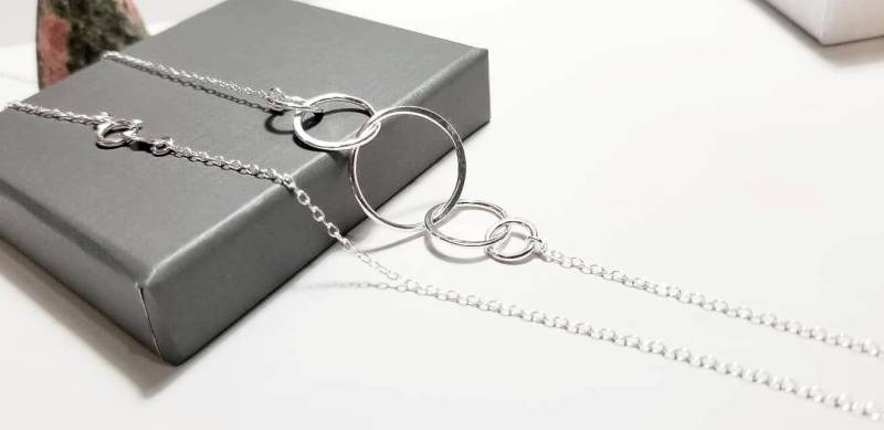 Handgemachte Sterling Silber Fünf Kreise Halskette Verschlungene Eternity Ringe von Jenalynscreations