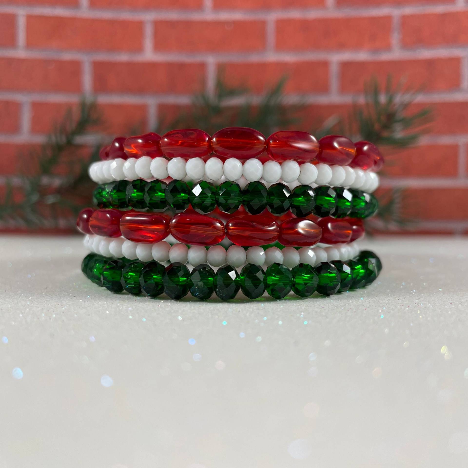 Rotes, Grünes Und Weißes Memory Wire Armband Aus Perlendraht Rotes, Grünes Und Weißes Memory Wire Armband Aus Perlendraht von JenbirdCreations