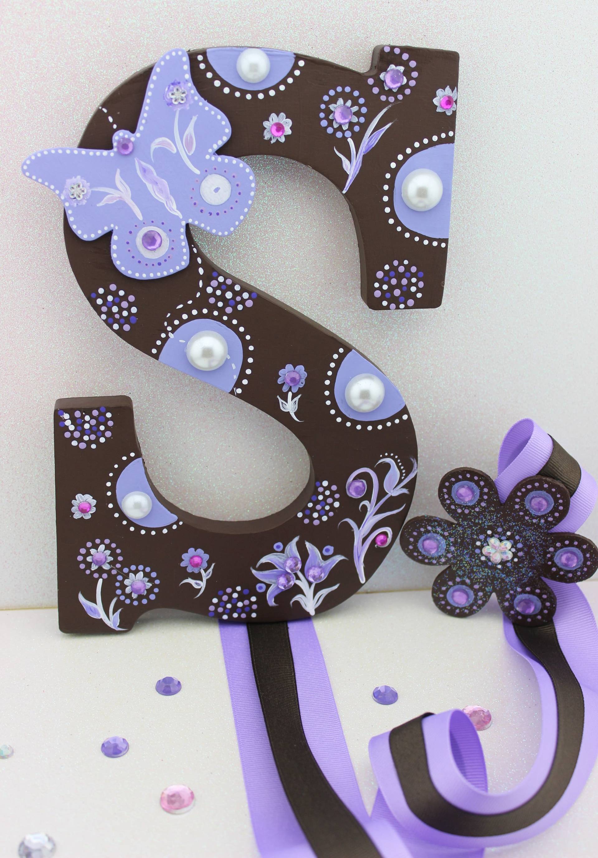 Handgemalter Anfangsbuchstabe Haarspangenhalter Schmetterlings-Dekor Handgemalter Anfangsbuchstabe Haarspangenhalter Schmetterlings-Dekor von JencardsBoutique