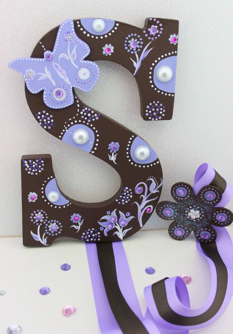Handgemalter Anfangsbuchstabe Haarspangenhalter Schmetterlings-Dekor Handgemalter Anfangsbuchstabe Haarspangenhalter Schmetterlings-Dekor von JencardsBoutique