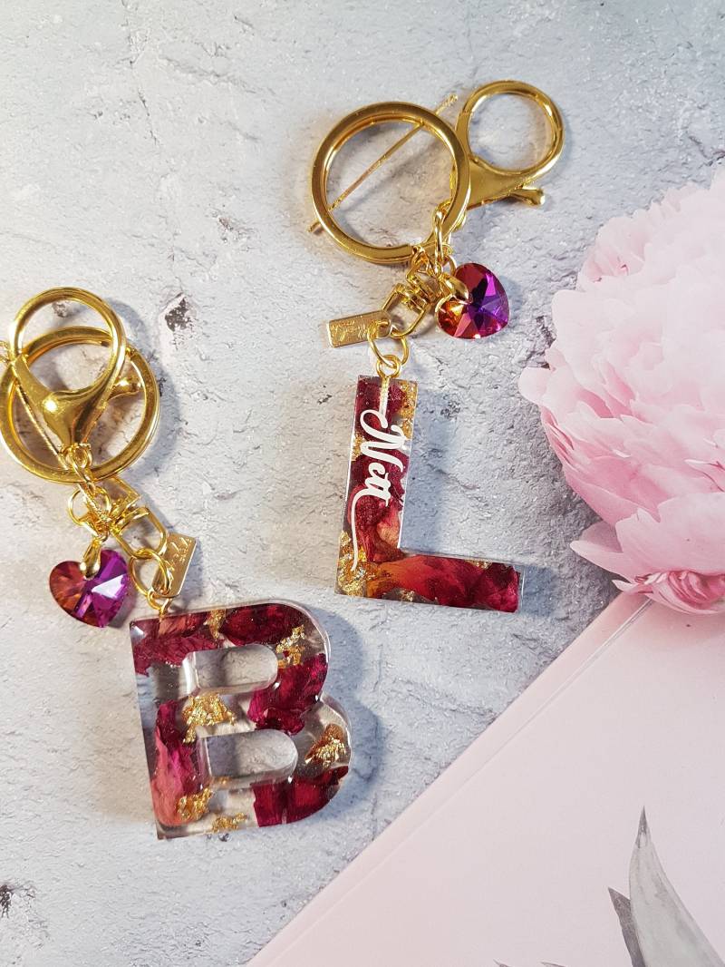 Personalisierte Resin Schlüsselanhänger Mit Getrockneten Rosenblüten, Blattgold/ Buchstaben/Handgemacht Personalisierte Resin Schlüsselanhänger Mit Getrockneten Rosenblüten, Blattgold/ Buchstaben/Handgemacht von Jenchique