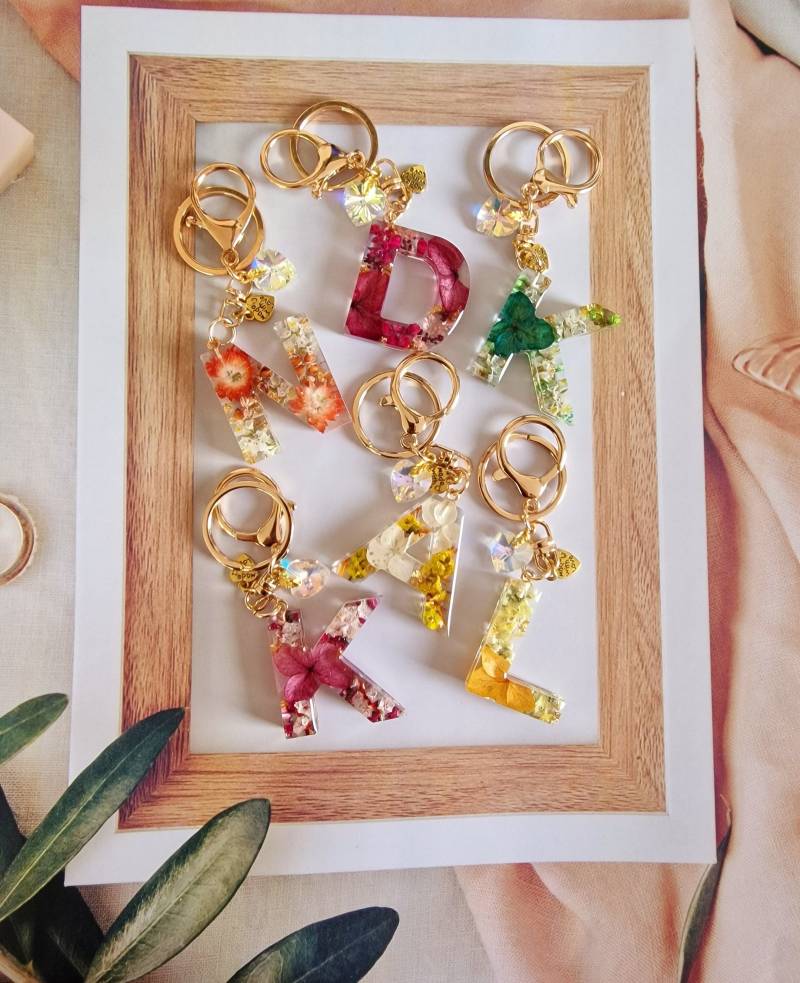 Schlüsselanhänger Aus Resin Mit Blattgold/Echten Trockenblumen/Buchstaben Handgemacht Schlüsselanhänger Aus Resin Mit Blattgold/Echten Trockenblumen/Buchstaben Handgemacht von Jenchique