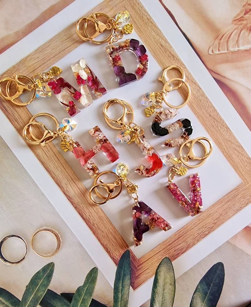 Schlüsselanhänger Aus Resin Mit Blattgold/Echten Trockenblumen/Buchstaben Handgemacht von Jenchique