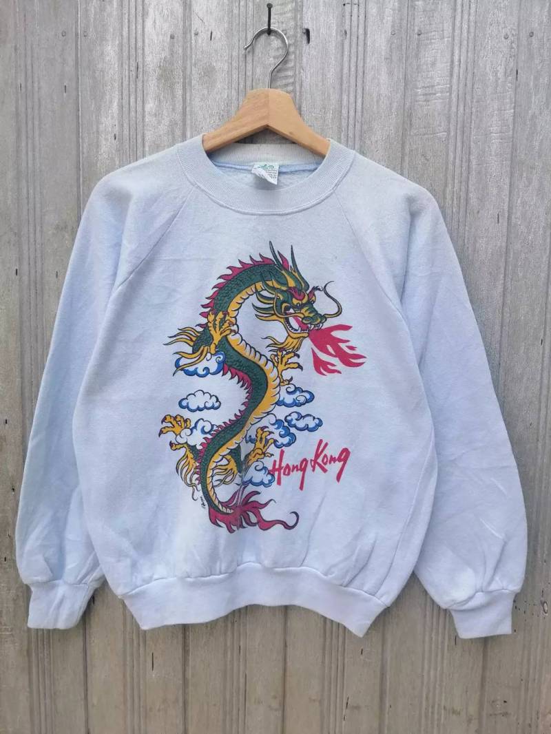 Selten Vintage 90Er Jahre Dragon Hong Kong Sweatshirt Mittlerer Größe von Jengvintagestore