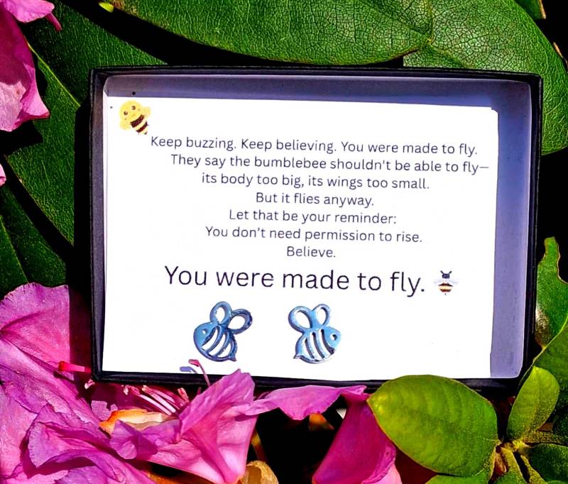 You Were Made To Fly Hummel Ohrringe Mit Inspirationskarte von JeniDregerArt