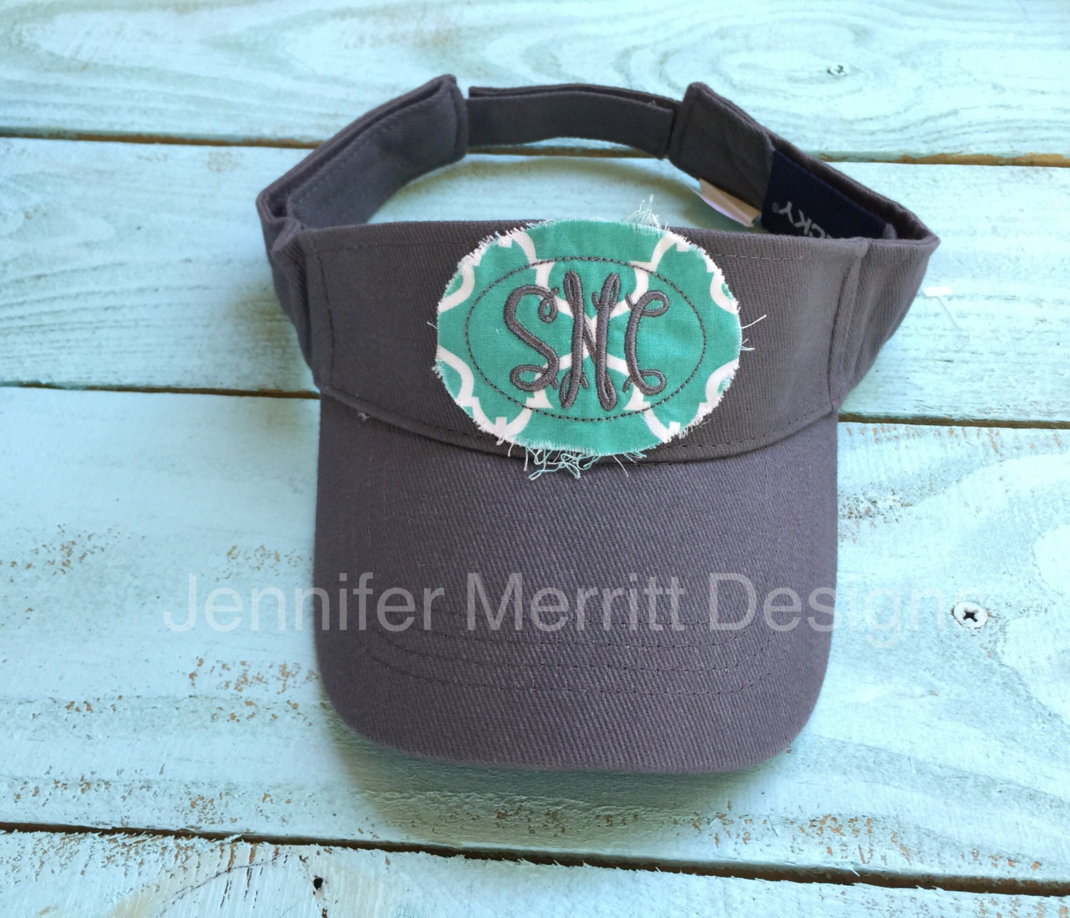 Monogramm Visier, Bestickte Sonnenblende, Geschenk Monogramm Visier, Bestickte Sonnenblende, Geschenk von JennMerrittDesigns