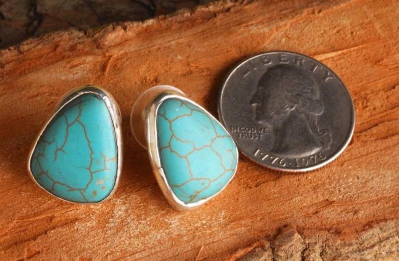 Blau Gefärbte Howlith Ohrringe von JenniferJacobsDesign