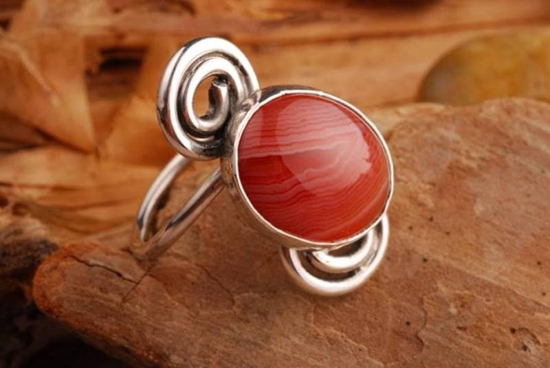 Orange Und Weiß Gebänderter Achat Ring von JenniferJacobsDesign