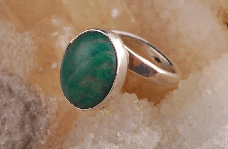 Sterling Silber By Pass Ring Mit Ovalem Serpentin Stein von JenniferJacobsDesign