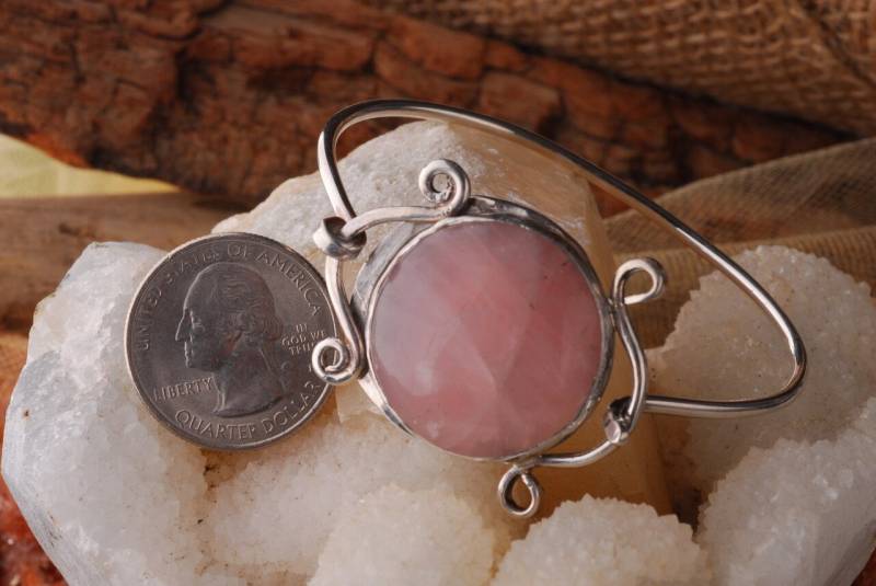 sterling Silberfarbenes Scharnier Armband Mit Rose Quartz von JenniferJacobsDesign