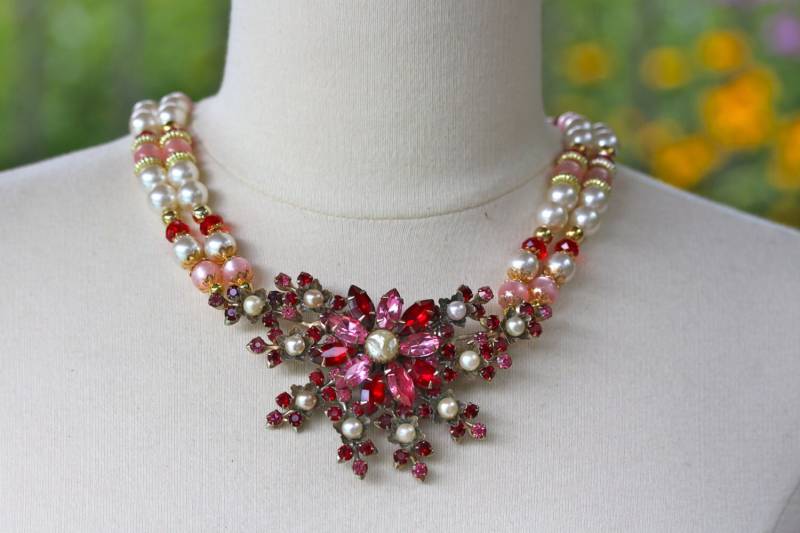 Erklärung Halskette, Jahrgang Strass Brosche, Rosa, Rot, Weiß, Pearl, Ruby, Gold, Mehrlitzige, Jennifer Jones, Ooak - Strawberry Fields von JenniferJonesJewelry
