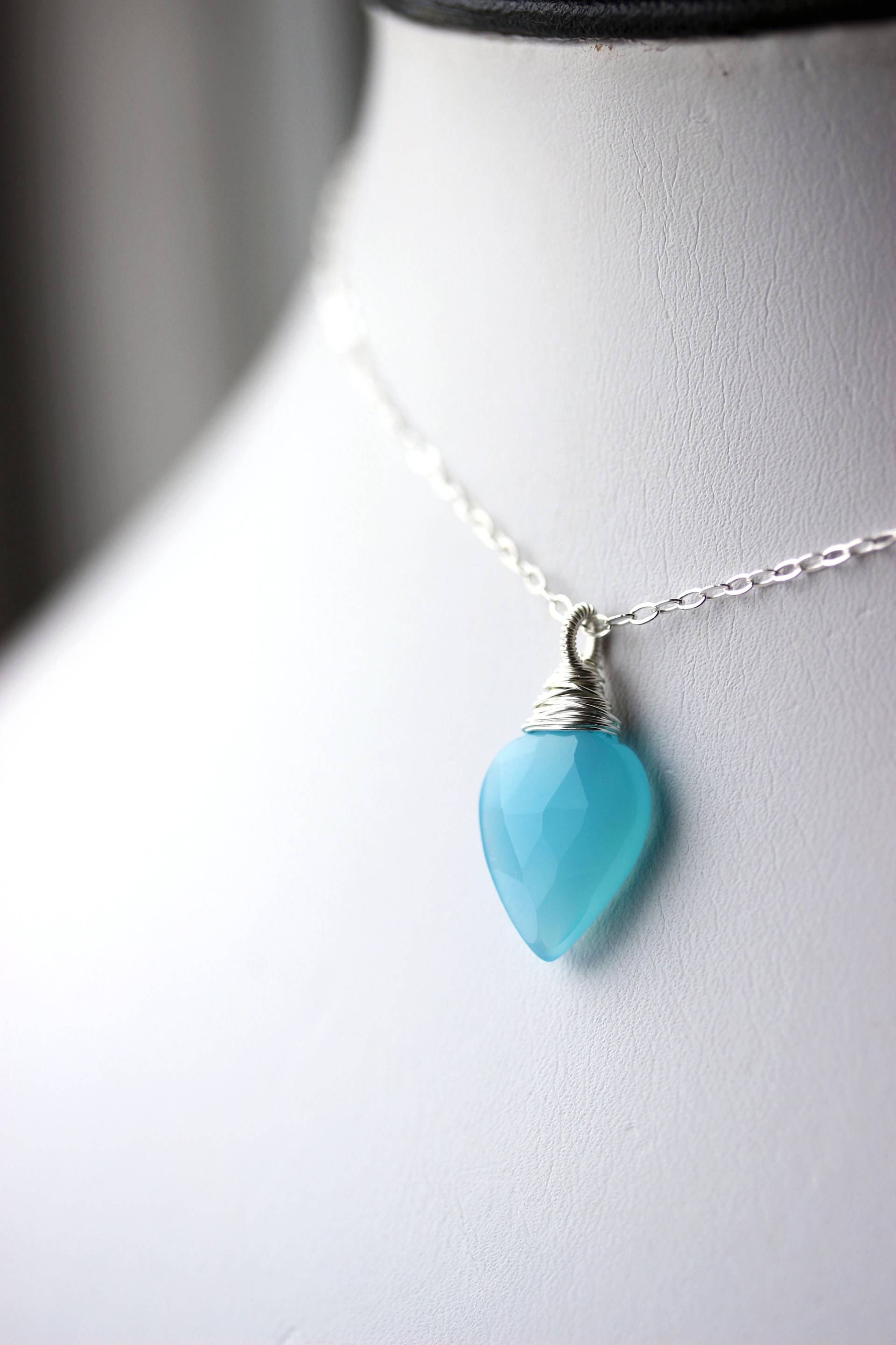 Chalcedon Halskette, Sterling Silber Draht Wrapped Anhänger, Blauer Chalcedon, Pfeilspitze Form, Benutzerdefinierte Kettenlänge von JenniferLynnJewelry