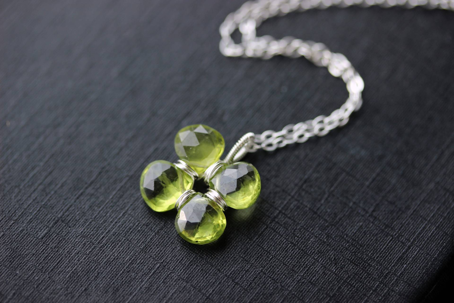 Peridot Vierblättriges Kleeblatt Halskette, Sterling Silber Shamrock Anhänger von JenniferLynnJewelry