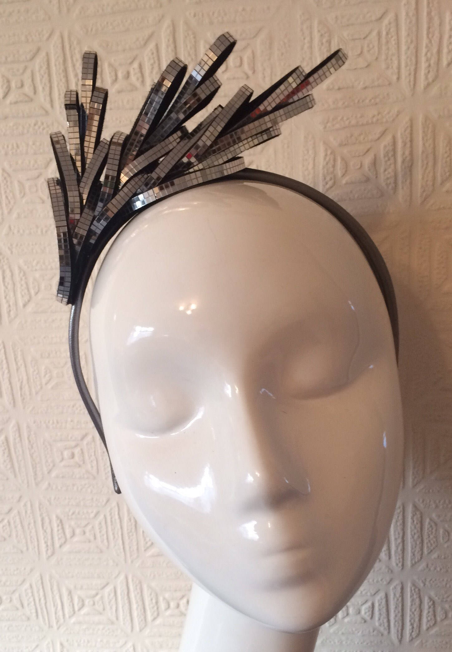 Einzigartiger Handgemachter Silberner Spiegel Auf Schwarzem Filz Detailliertem Haarreif von JenniferRMillinery