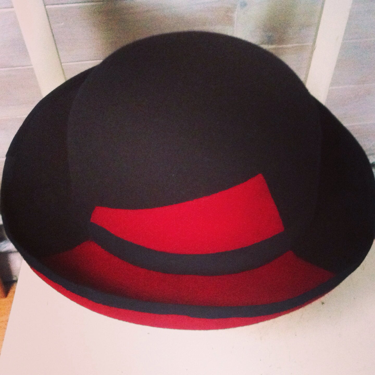 Handgefertigter Kontrast Bowler Hut - Farbwahl, Muster Und Größe von JenniferRMillinery