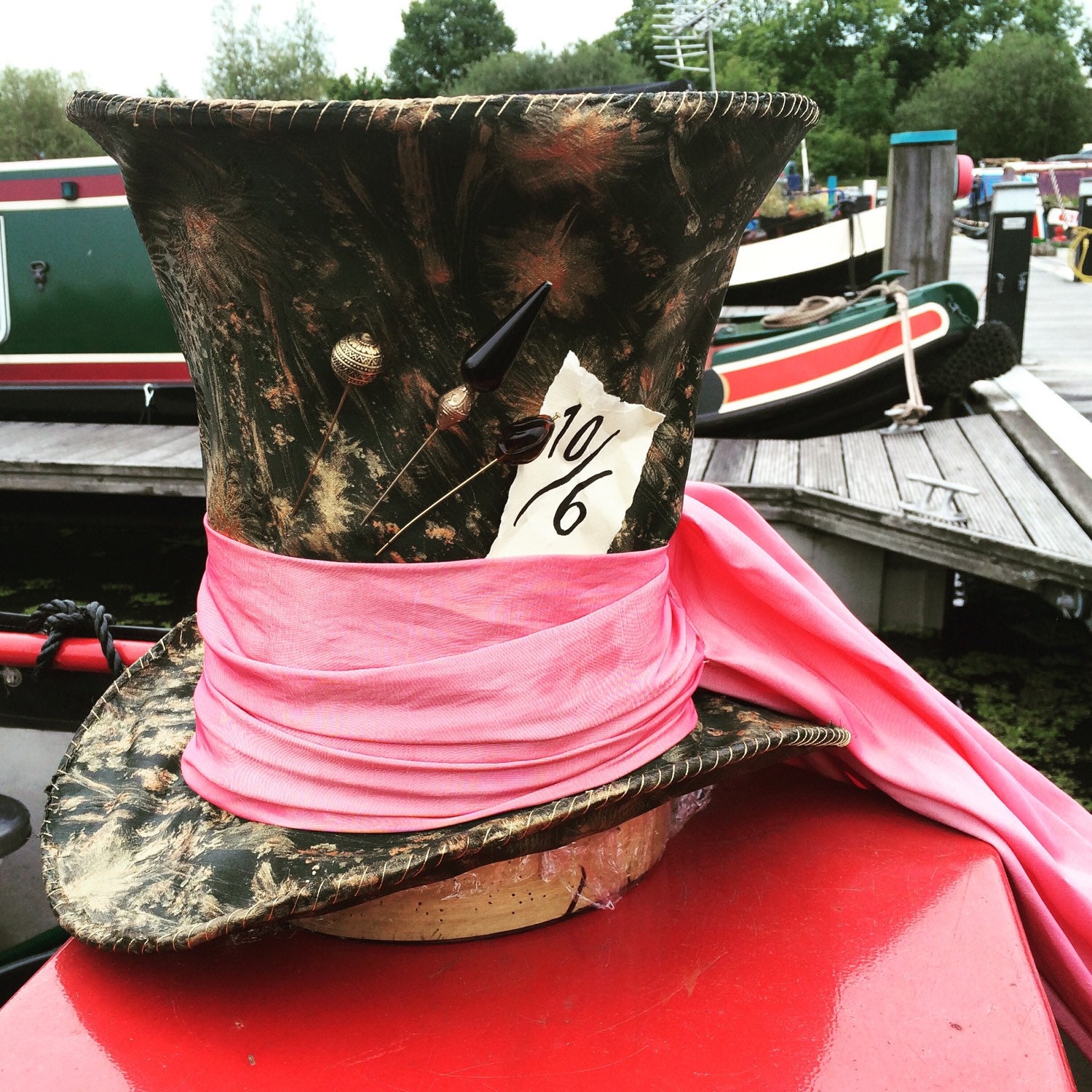Handgemachte Mad Hatters Hut von JenniferRMillinery