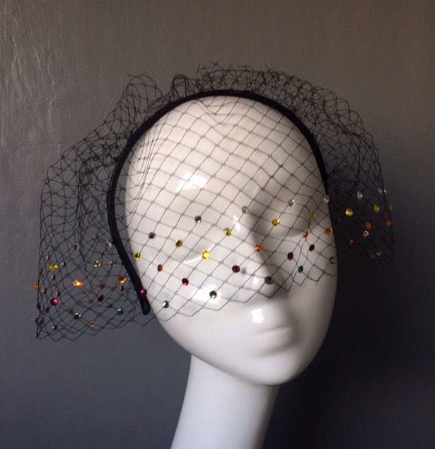 Handgemachte Schwarzer Schleier Mit Bunten Swarovski-Kristallen Auf Schwarzem Leder Haarreif - Werden in Verschiedenen Farben Bestellt von JenniferRMillinery