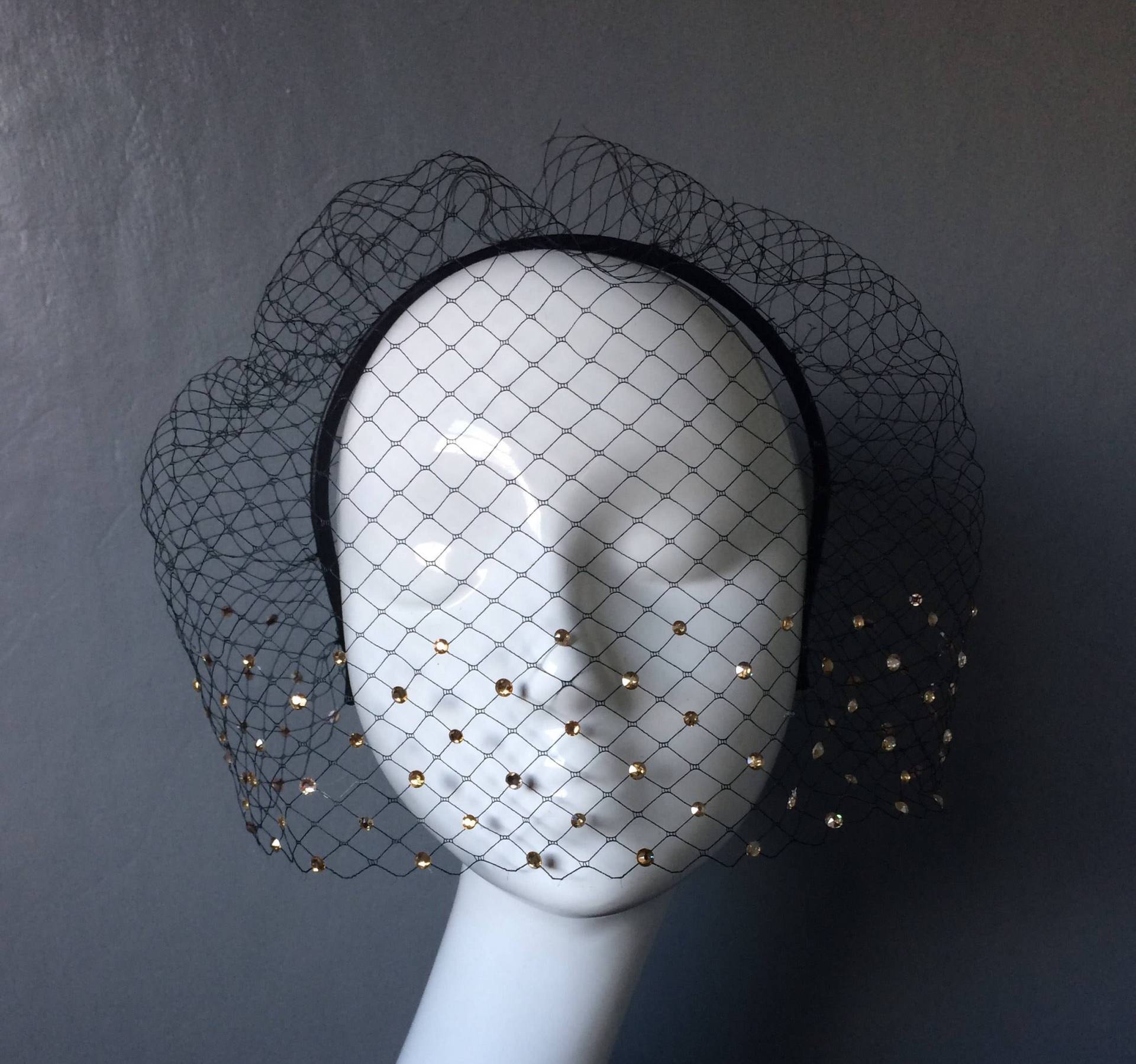 Handgemachte Schwarzer Schleier Mit Swarovski-Kristallen Auf Schwarzem Leder Haarreif - Werden in Verschiedenen Farben Bestellt von JenniferRMillinery