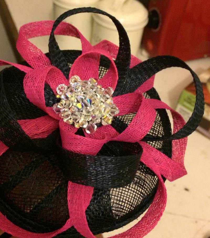 Handgemachter Sinamay Knopf Fascinator Mit Schleifen, Netting Und Swarovski-Kristallen von JenniferRMillinery