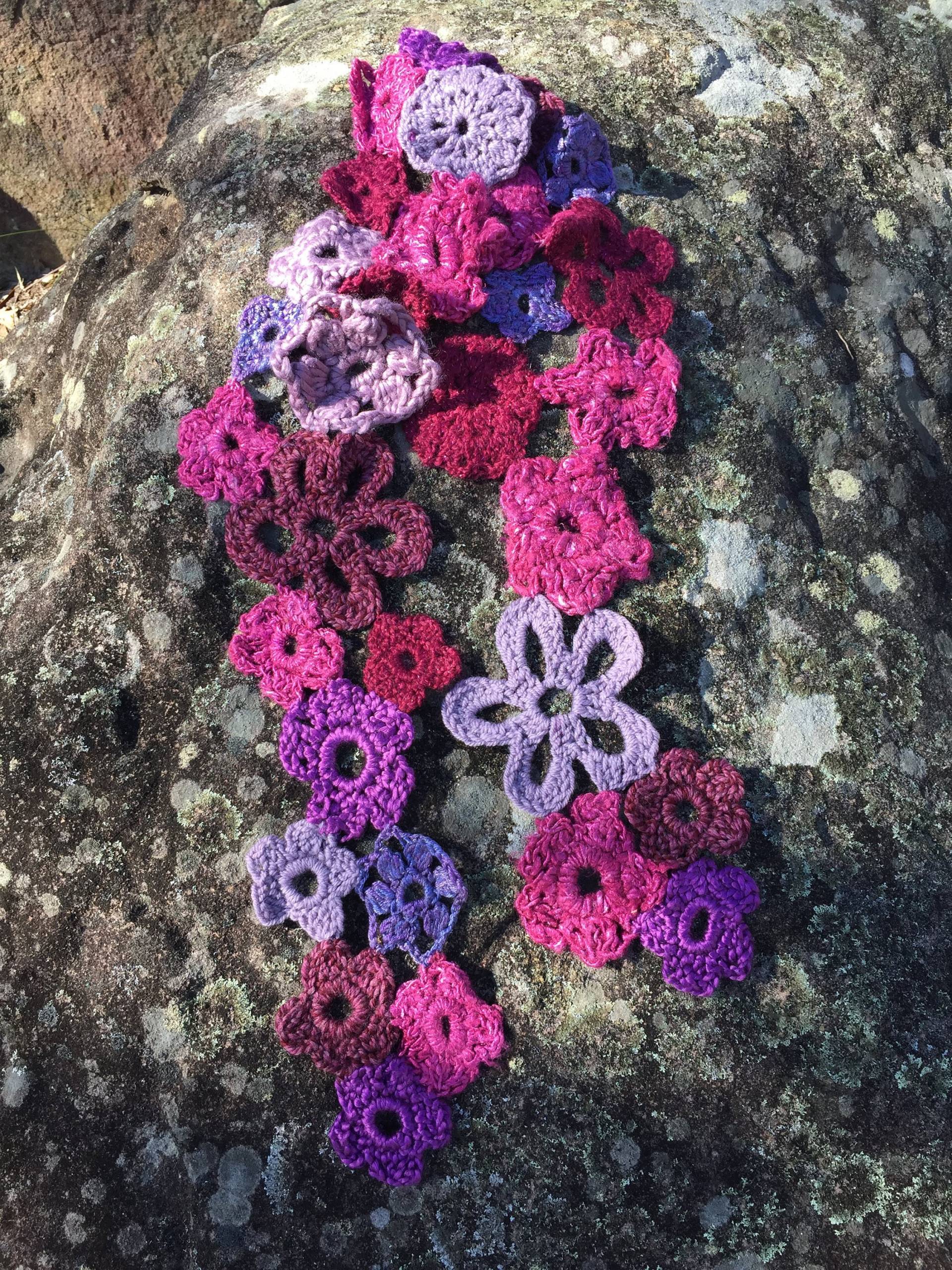 Blumiger Häkelschal - Spitzenschal Außergewöhnlicher Schal Rosa Bordeauxfarbener Jennifree Designs Blumiger Häkelschal - Spitzenschal Außergewöhnlicher Schal Rosa Bordeauxfarbener Jennifree Designs von JennifreeDesigns