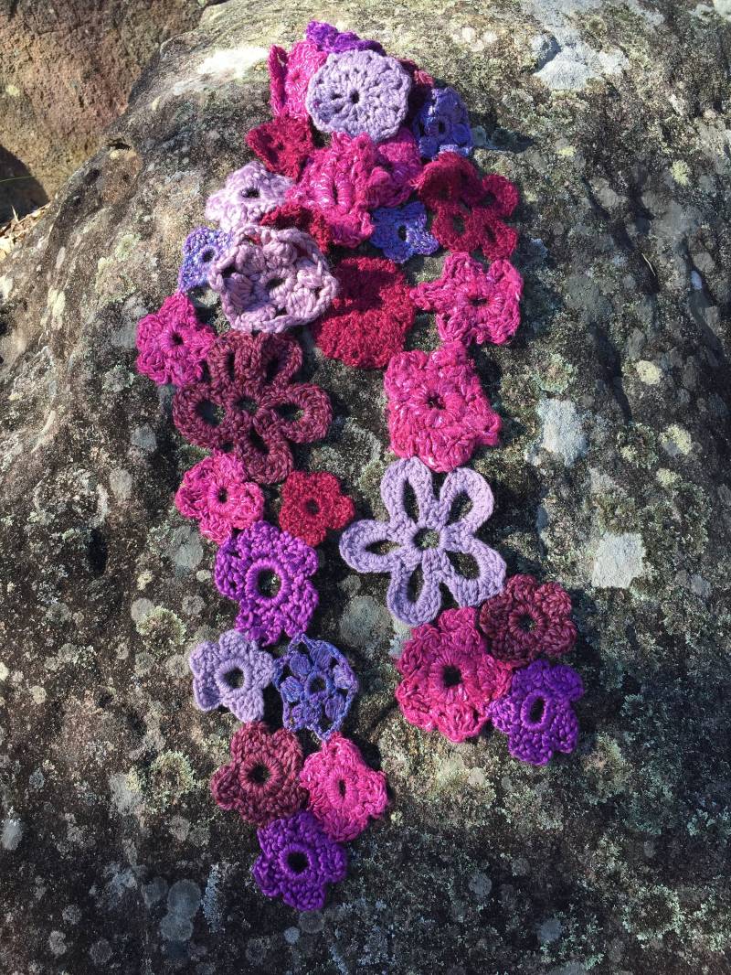 Blumiger Häkelschal - Spitzenschal Außergewöhnlicher Schal Rosa Bordeauxfarbener Jennifree Designs Blumiger Häkelschal - Spitzenschal Außergewöhnlicher Schal Rosa Bordeauxfarbener Jennifree Designs von JennifreeDesigns