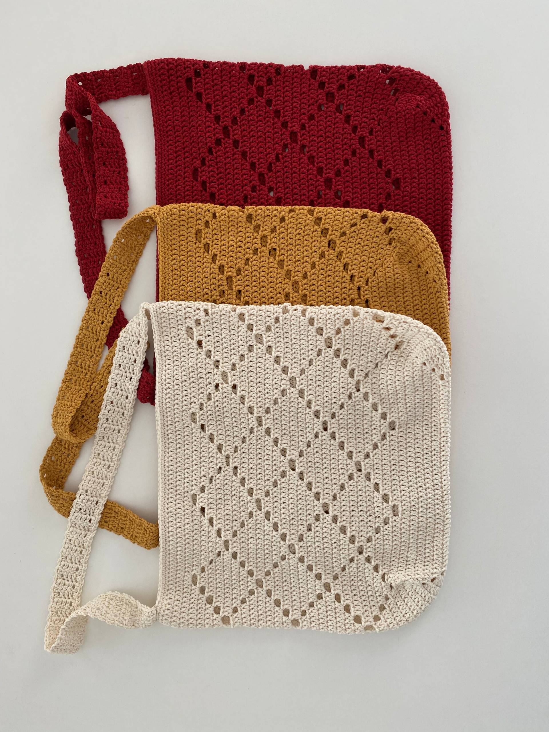 Gehäkelte Tasche Mit Rauten-Spitzenmuster. Die Ist Von Unten Nach Oben Gearbeitet Und Aus Baumwoll/Polyestergarn Kreuzkörper Oder Schulterriemen Gehäkelte Tasche Mit Rauten-Spitzenmuster. Die Ist Von Unten Nach Oben Gearbeitet Und Aus Baumwoll/Polyestergarn Kreuzkörper Oder Schulterriemen von JennigjeMadeThis
