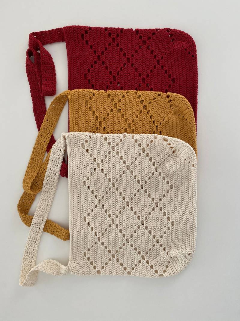 Gehäkelte Tasche Mit Rauten-Spitzenmuster. Die Ist Von Unten Nach Oben Gearbeitet Und Aus Baumwoll/Polyestergarn Kreuzkörper Oder Schulterriemen von JennigjeMadeThis