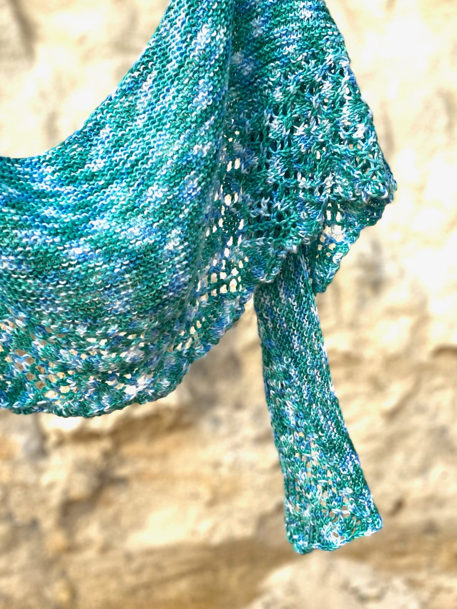 Halbrundes Tuch Aus Baumwolle Mit Blattspitzenrand Und Kraus Rechts Gestrickter Mitte. Mintgrün Über Hellblaue Bis Weiße Farbe Halbrundes Tuch Aus Baumwolle Mit Blattspitzenrand Und Kraus Rechts Gestrickter Mitte. Mintgrün Über Hellblaue Bis Weiße Farbe von JennigjeMadeThis