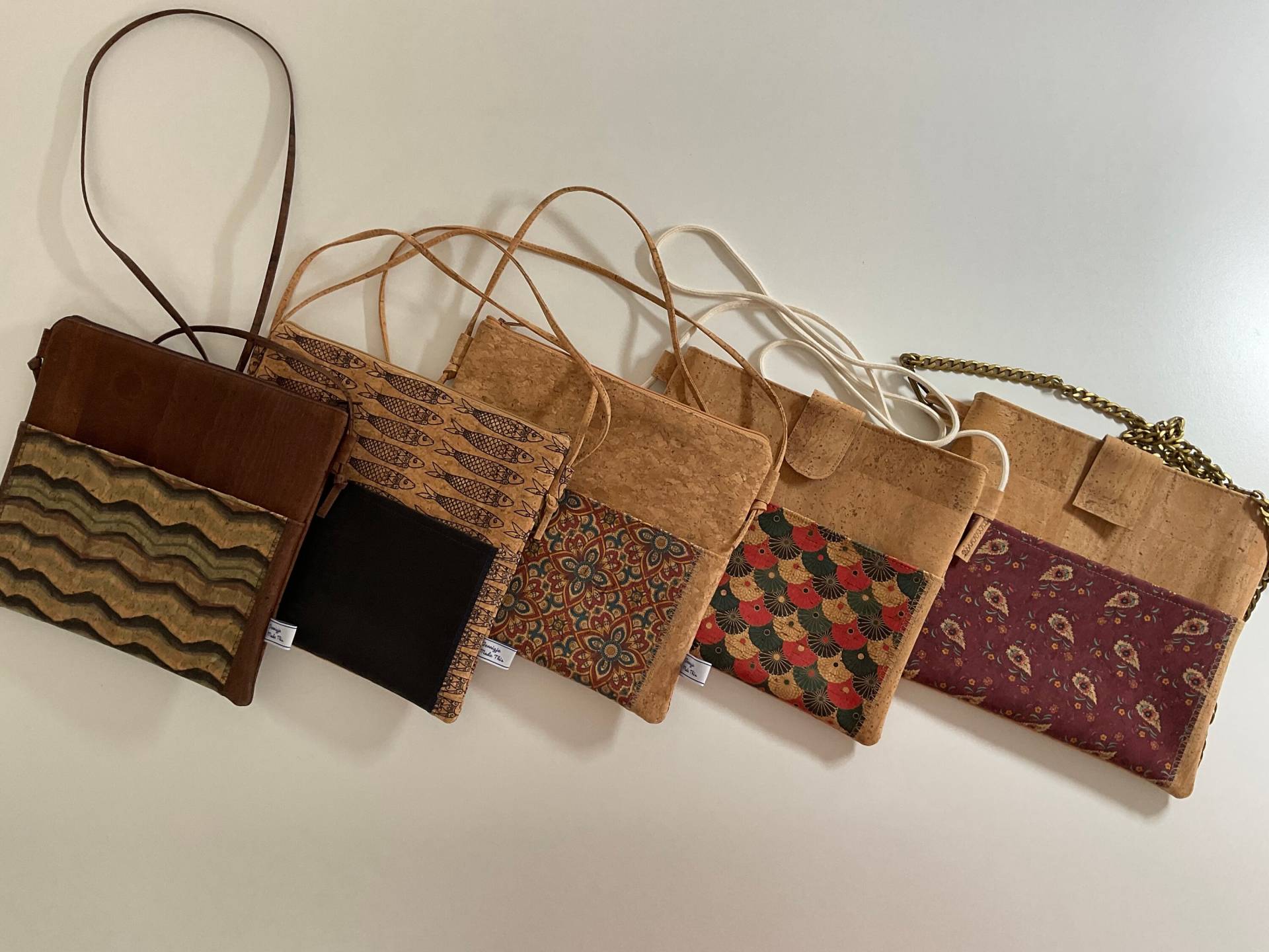 Handgefertigte Handtasche Mit Langem Riemen Oder Kette Aus Korkstoff Und Einer Farbigen Vortasche. Baumwollfutter -Verschluss Oben Handgefertigte Handtasche Mit Langem Riemen Oder Kette Aus Korkstoff Und Einer Farbigen Vortasche. Baumwollfutter -Verschluss Oben von JennigjeMadeThis