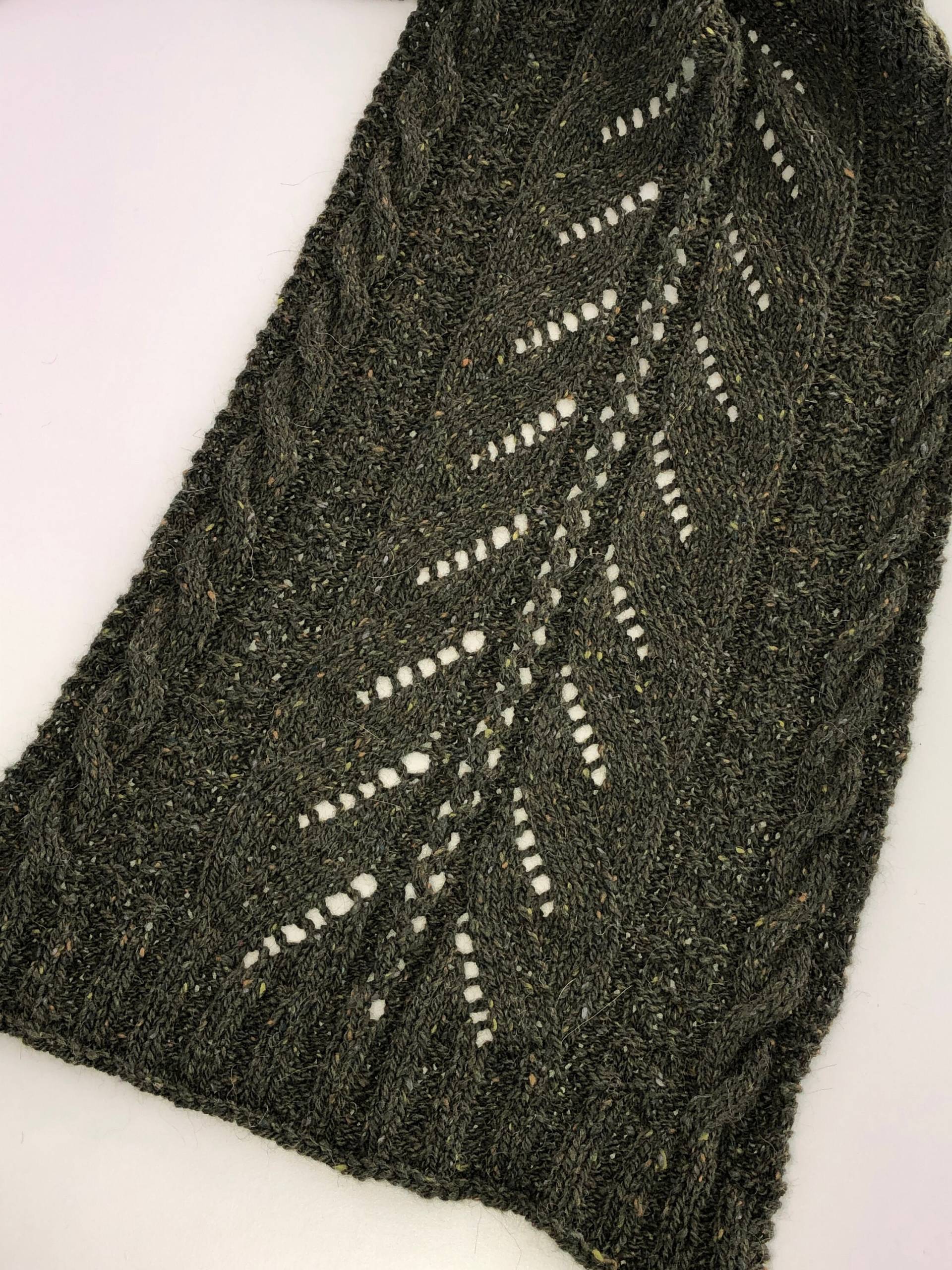 Handgemachte Stola Oder Schal Aus Weichem Tweedgarn in Einem Zopfmuster Mit Strukturmuster. Rechteckige Form Und Eine Großzügige Größe Handgemachte Stola Oder Schal Aus Weichem Tweedgarn in Einem Zopfmuster Mit Strukturmuster. Rechteckige Form Und Eine Großzügige Größe von JennigjeMadeThis